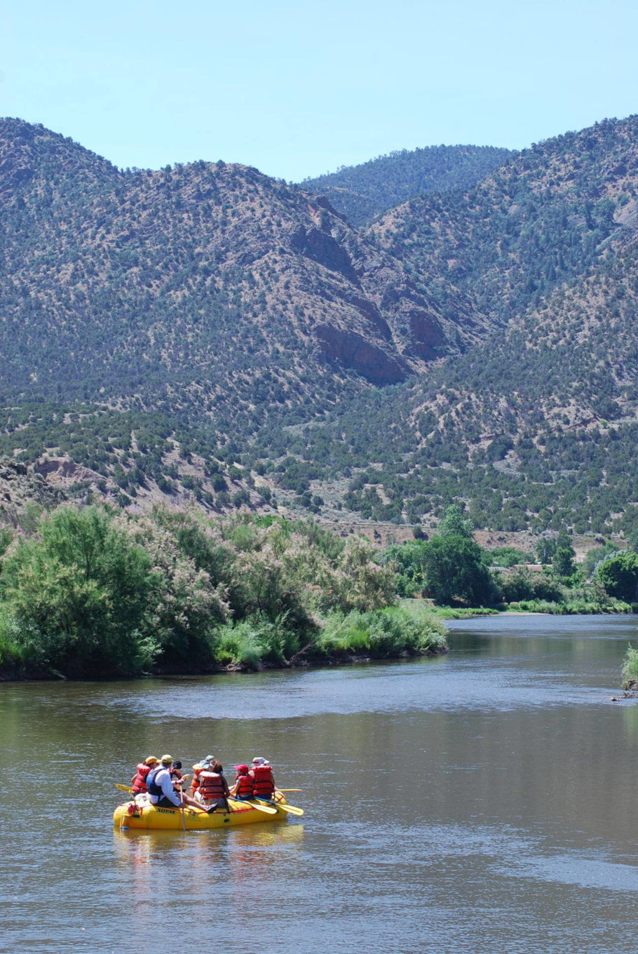 Family floating on the orilla verde